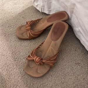 Fioni leather strap kitten heel